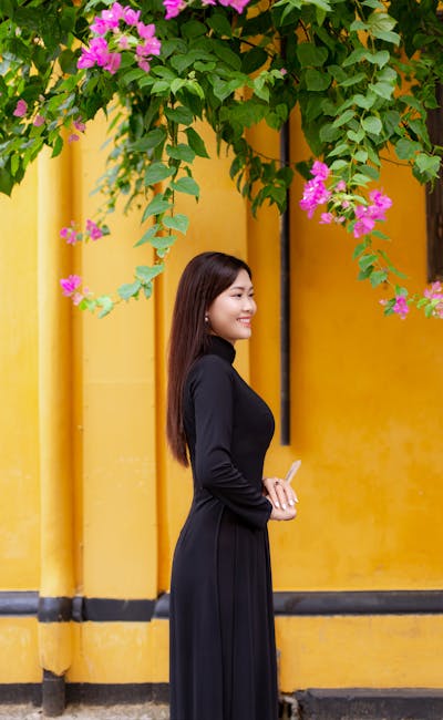 Mapa estelar y brújula en una mesa